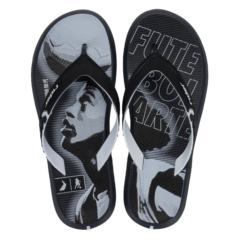 Chinelo masculino Rider Cinza com tiras em PVC preto e detalhes brancos, palmilha com estampa de Ronaldinho Gaúcho.